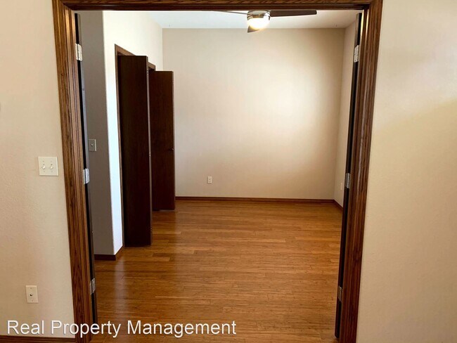 Building Photo - 3 br, 2 bath House - 122 N 5th St.