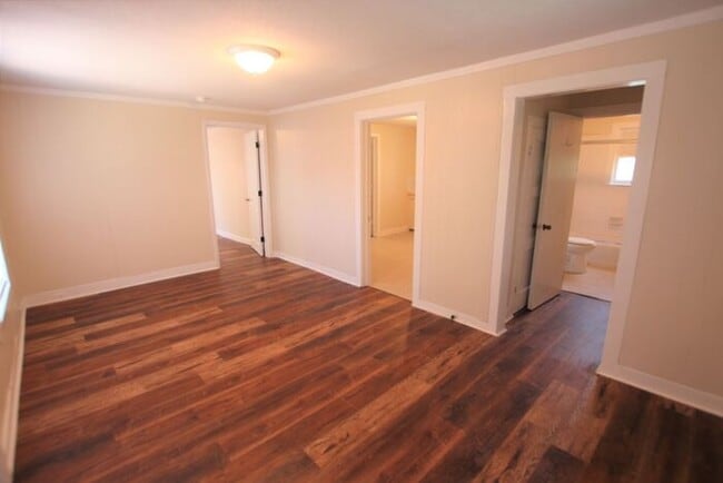 Building Photo - Cozy 2 Bedroom, 1 Bath Garage Apartment in...