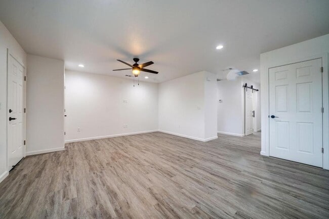 Foto del edificio - 2325 Blake Ln