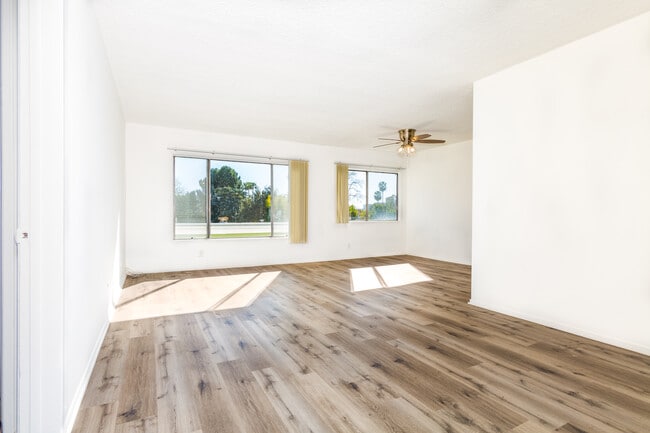 Living / Dining Area - 650 Westbourne Dr