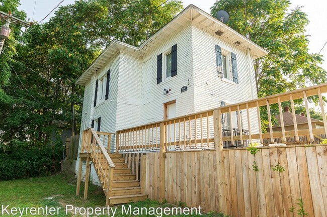 Building Photo - N Rosedale Ave Duplex