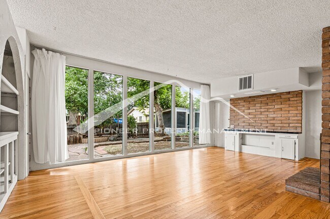 Foto del edificio - Spacious MidCentruy Modern Home in the Har...