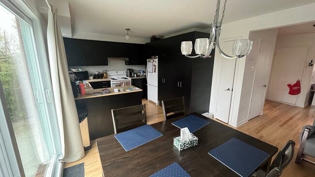 Building Photo - 6389 Rue Mignault