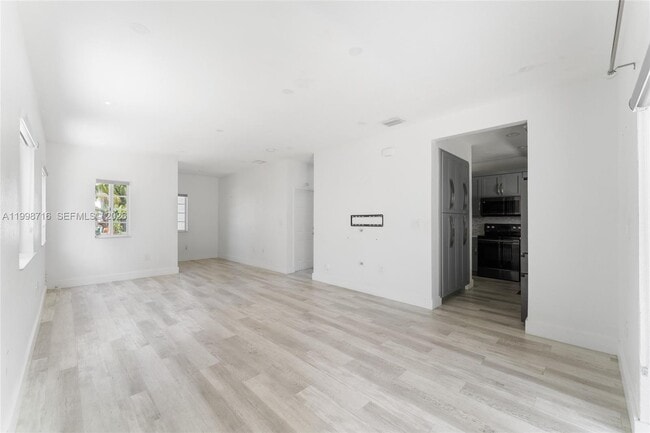 Foto del edificio - 379 NE 31st Ave