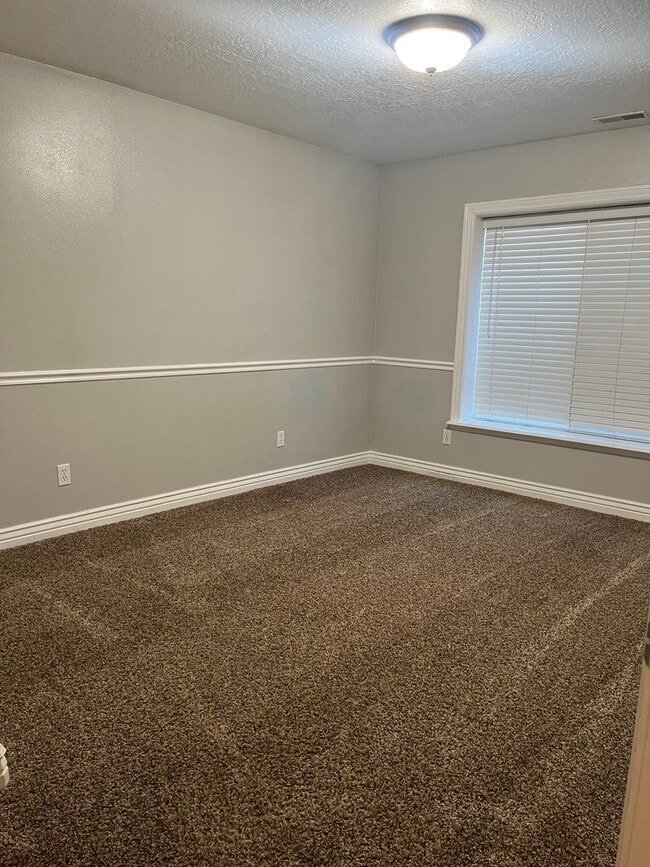 Building Photo - 2 bed 1 bath basement apartment