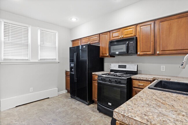 Building Photo - ???LARGE 4 BEDROOMS AND 1.5 BATH HOME LOCA...