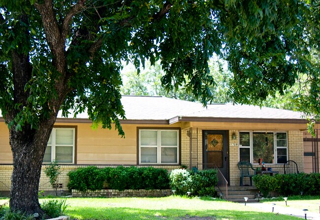 Building Photo - 1758 Bingham Ave