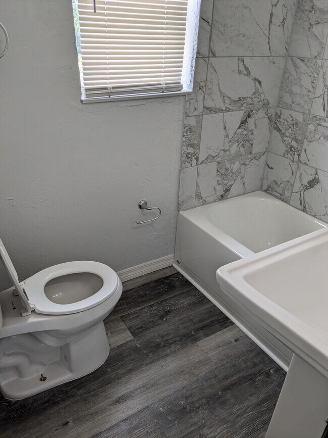 Building Photo - 3 bedroom, 1 bathroom Daytona Beach