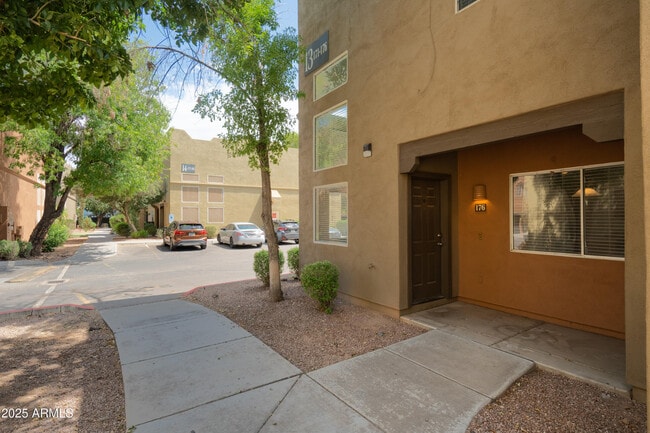 Building Photo - 1718 W Colter St