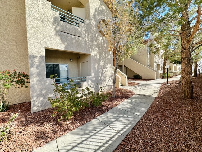 Building Photo - Gorgeous condo located on the first floor ...