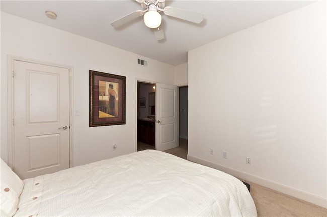 Building Photo - 4904 Live Oak St