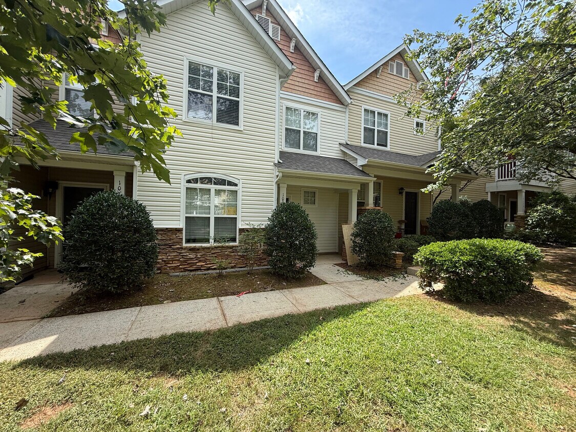Foto principal - Room in Townhome on McGoogan Ln