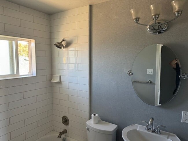 Building Photo - b> One Bedroom Ground Floor Apartment Close to Renown & VA Hospital