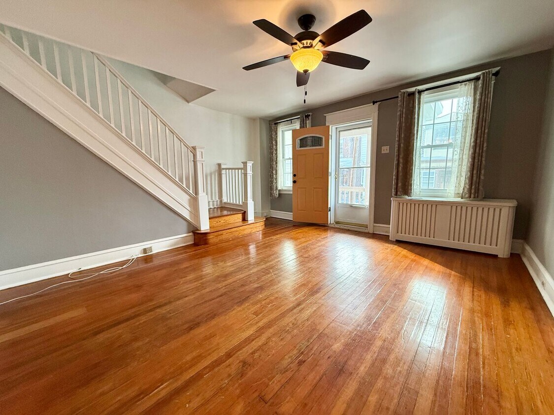 Primary Photo - Charming 3-Bedroom Rowhome with Front and ...