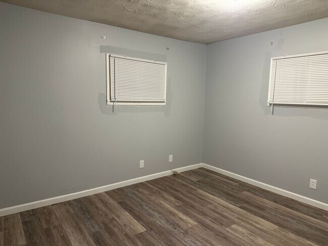 Foto del edificio - Newly renovated 4 BR/1 BA northside getaway!