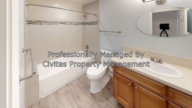 Building Photo - Bright spacious townhome available now