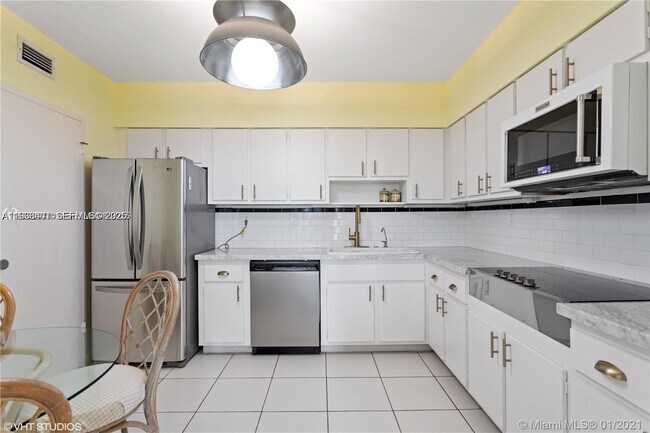 Foto del edificio - 9341 E Bay Harbor Dr