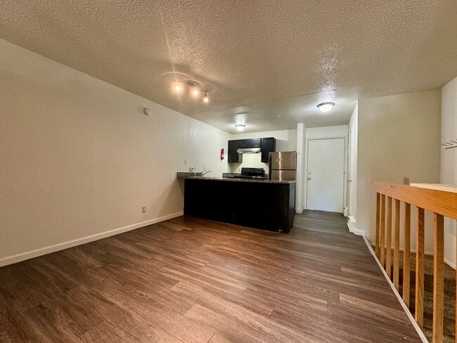 Building Photo - 3 BEDROOM UNIT AVAILABLE NOW IN BOULDER