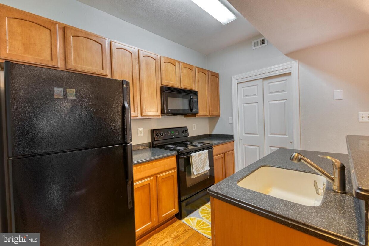 12154 Penderview Terrace Unit 1201, Fairfax, VA 22033 Room for Rent