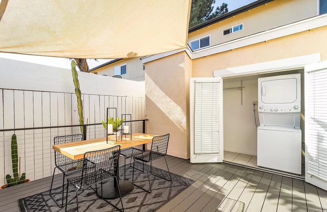 Building Photo - Discover this perfect beach town gem!