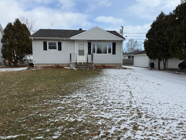 Building Photo - 966 N Green Bay Rd