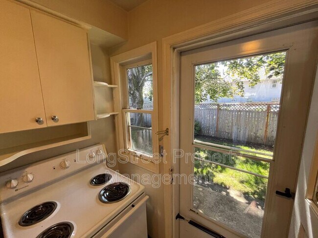 Building Photo - 2419 SE 60th Ave