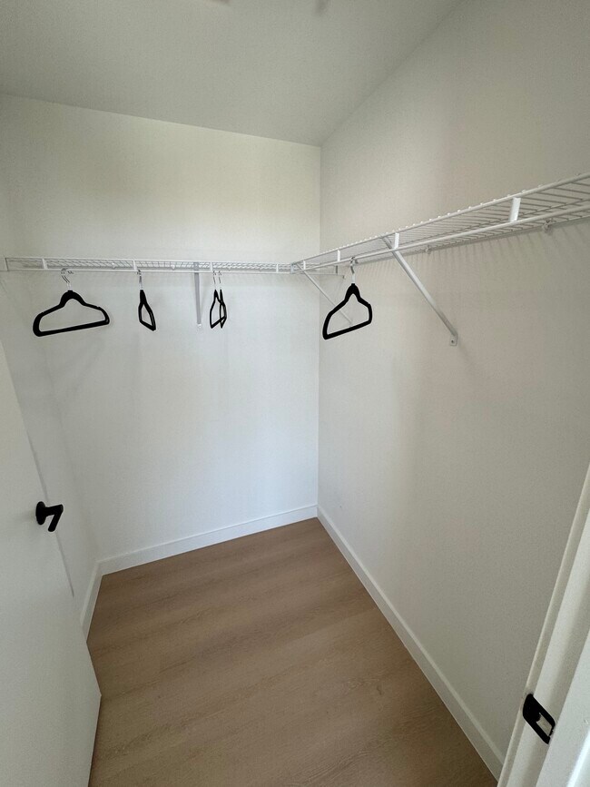 VESTIDOR - 137 NW 31st St