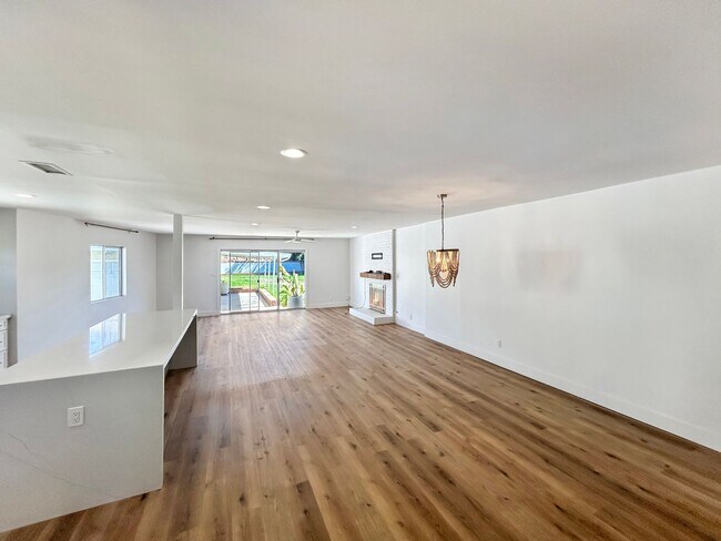 Building Photo - Gorgeous 3B/2BA house w/ Large Backyard, A...