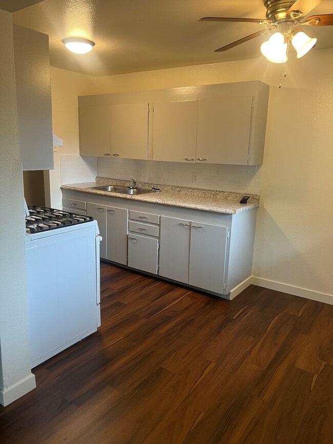 Building Photo - Cozy 1 Bed 1 Bath Downtown Renton !