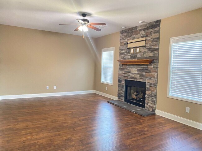 Building Photo - Beautiful Home! 4 Bed 2.5 Bath! Rossview S...