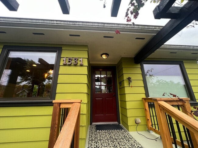 Building Photo - Cozy 2 Bedroom in Charming Everett Neighbo...