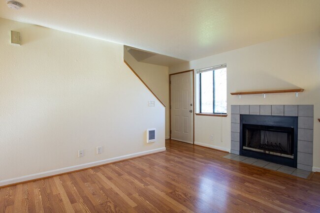 Foto del edificio - Updated Townhouse with Garage, Patio, DW, WD + FIREPLACE!!