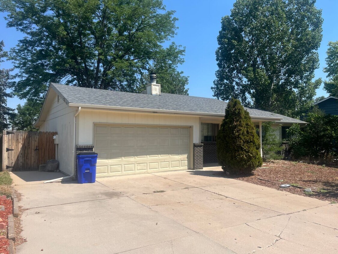 Building Photo - 4Bedroom in Great Neighborhood Available ASAP!