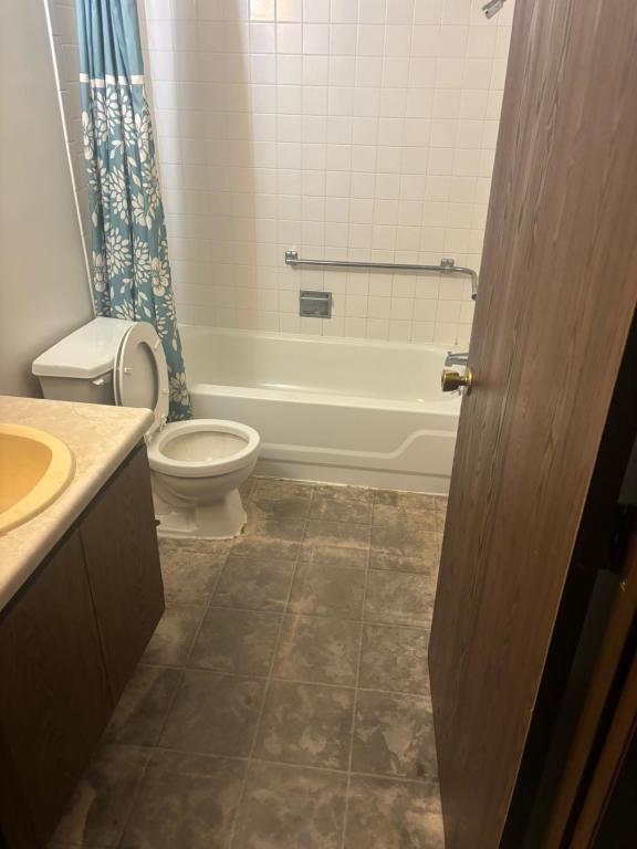 Building Photo - 401 N St James St