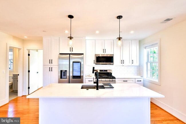 Building Photo - 221 S Alfred St