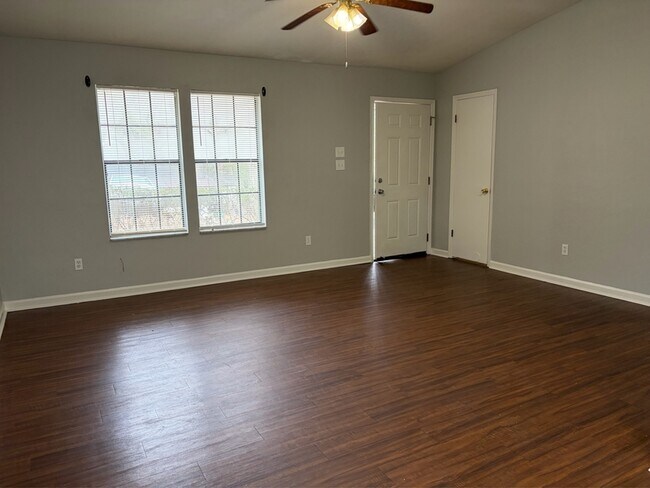 Foto del edificio - 753 Livingston Ct