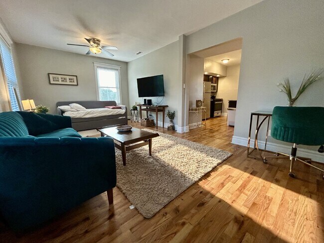 Foto del edificio - Renovated first-floor condo in the desirab...
