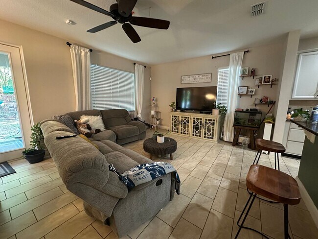 Building Photo - Fenced 4/2 in GATED COMMUNITY OF SORRENTO ...