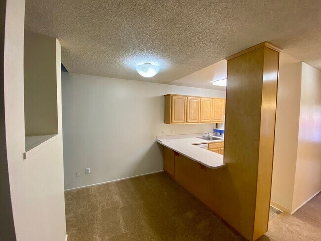 Building Photo - Nice Upper Unit in the Desired Station West!
