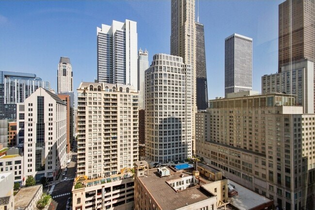 Foto del edificio - 30 E Huron St