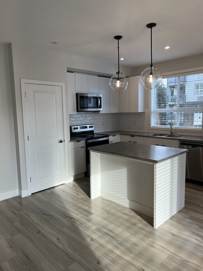 Photo du bâtiment - 207-1514 McCallum Rd