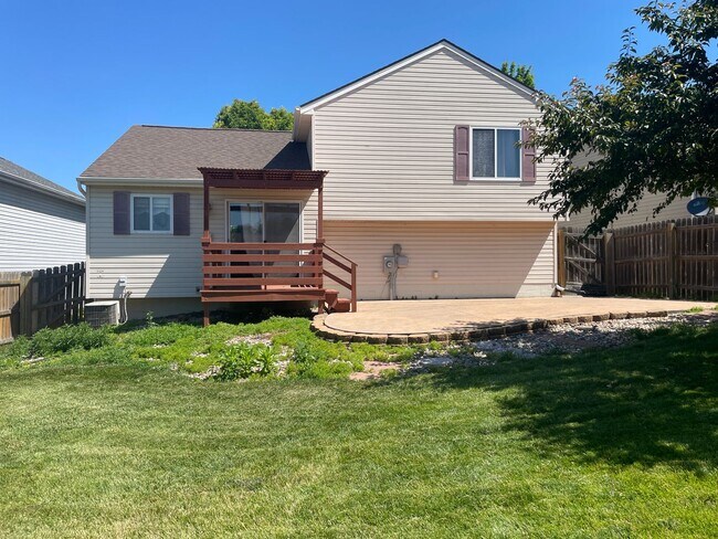 Building Photo - Fabulous 3 bed, 2 bath Tri-level in Millard!