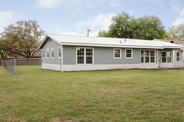 Building Photo - 302 Senisa Dr