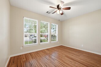 Building Photo - 25203 Oak Villa Dr