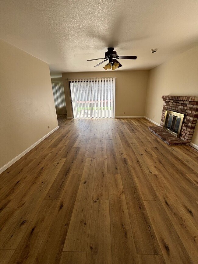 Foto del edificio - Spacious 4-Bedroom Home with Community Poo...