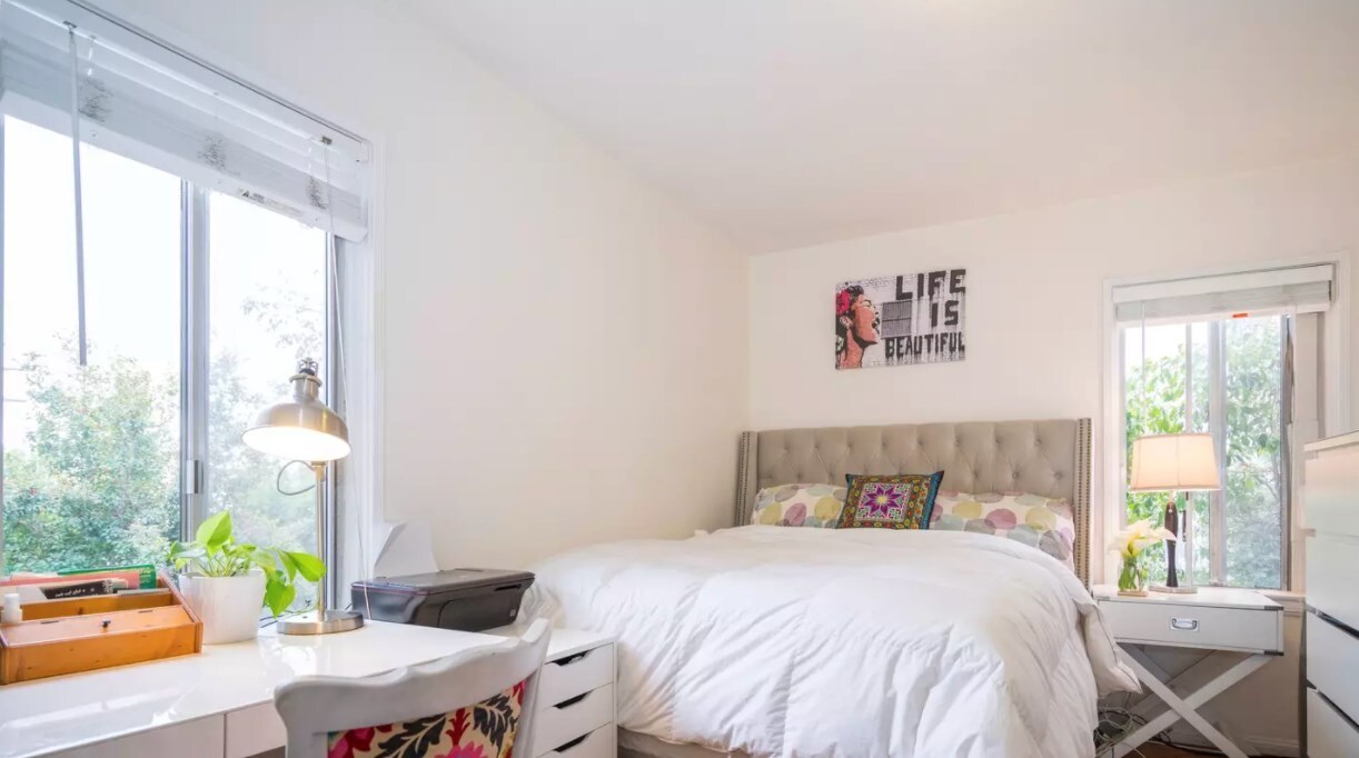 Cozy, secure, bright, and cheery bedroom - 627 W Vernon Ave
