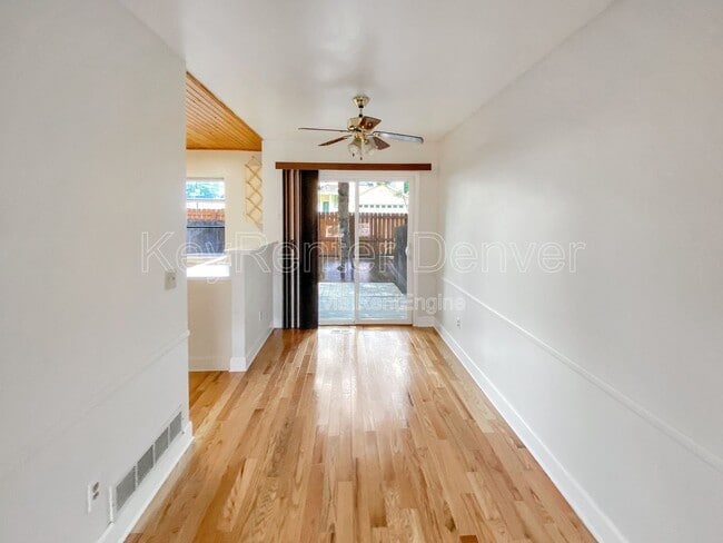 Foto del edificio - 10587 W Maplewood Dr