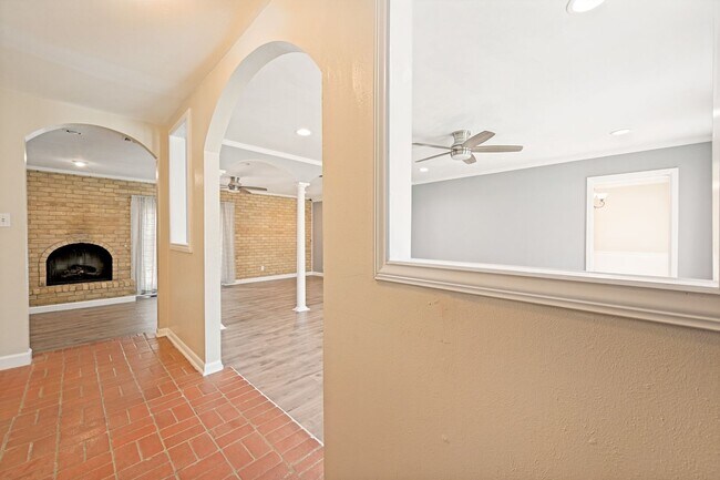 Foto del edificio - 1717 Hillcrest Dr