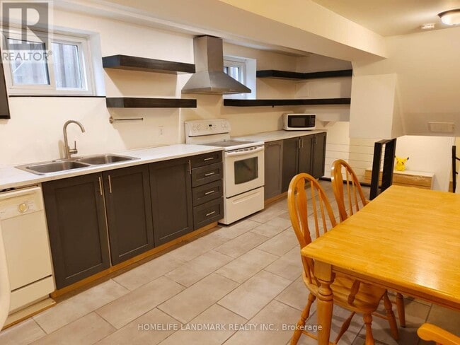 Building Photo - 2527 Kingsberry Crescent