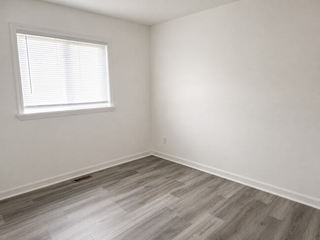 Building Photo - 1180 Larkdale Row